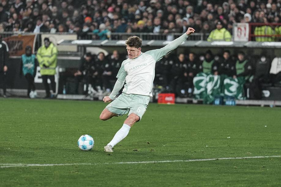 Jens Stage setzt auf höhe des Strafraumes zum Schuss an