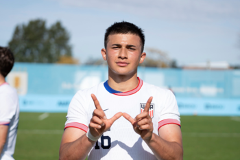 Ethan Kohler formt mit seinen Händen ein W. 