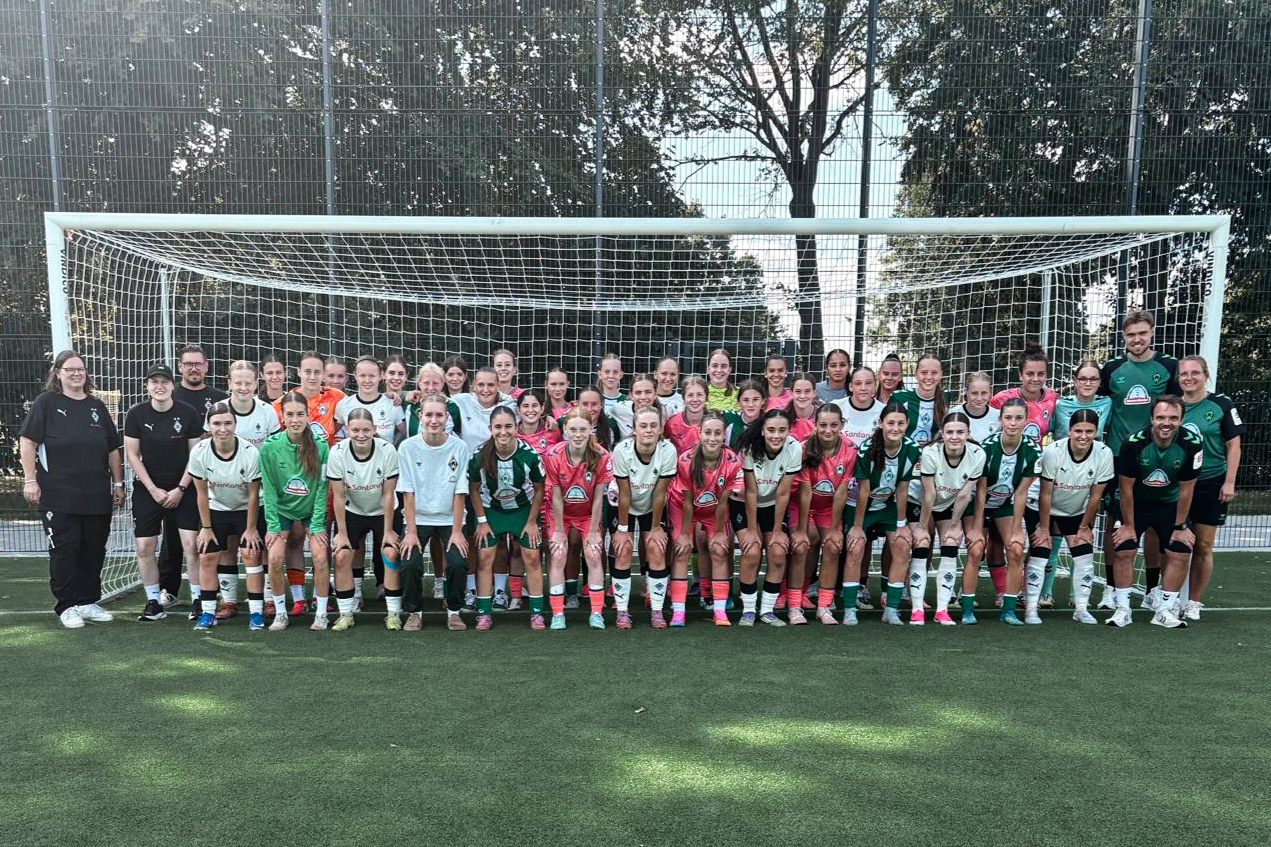 Die Spielerinnen der U17 stehen für das Mannschaftsbild nebeneinander.