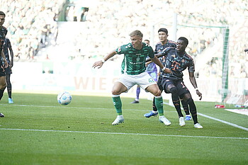 null Keke Topp im Strafraum im Zweikampf.