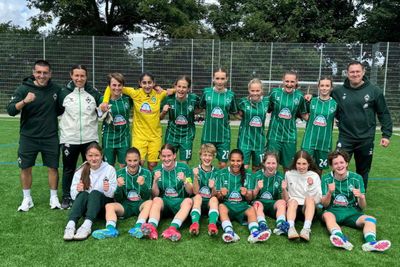 Die Spielerinnen der U15 lachen in die Kamera.