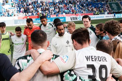 Daniel Thioune spricht im Teamkreis nach dem Spiel