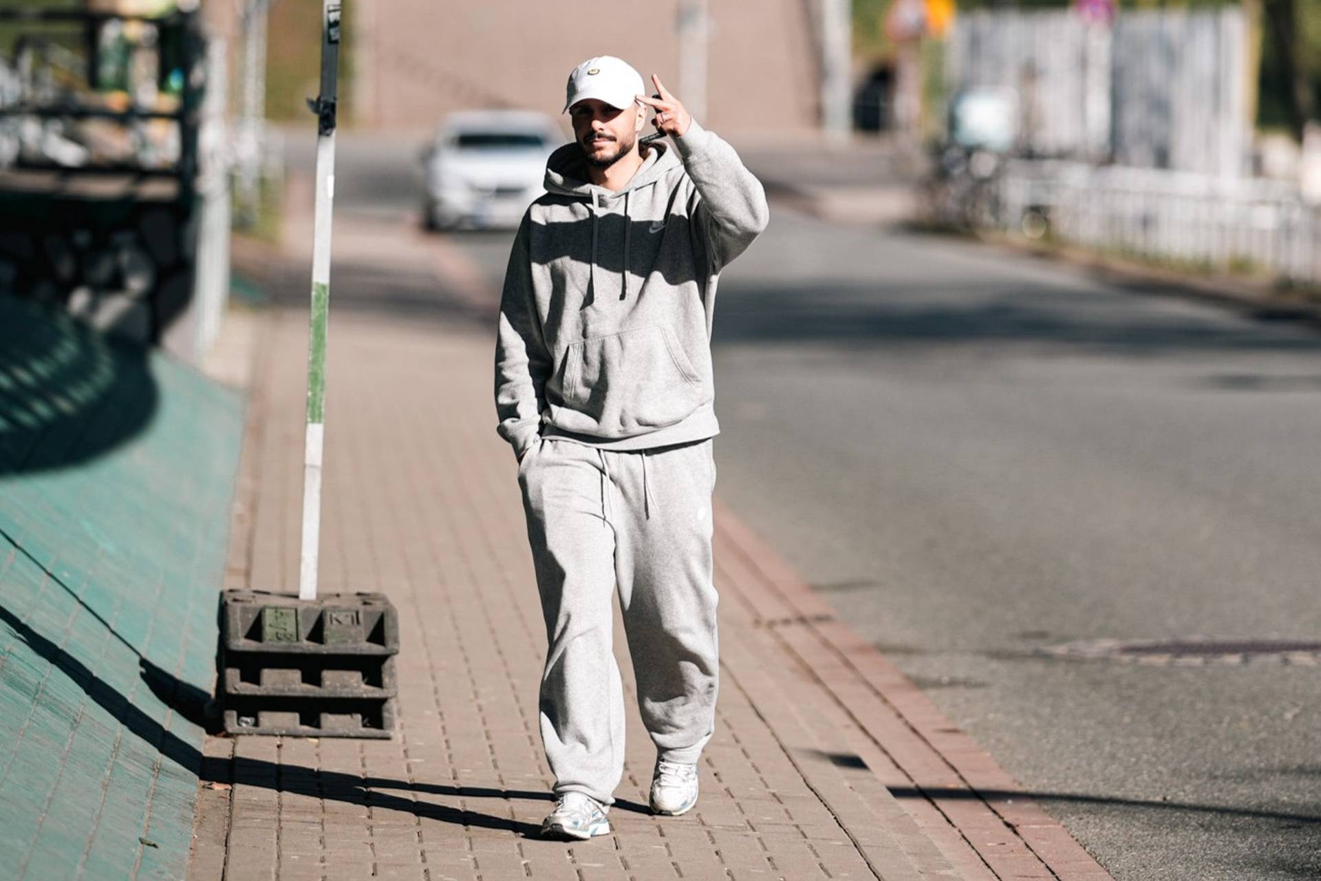 Leonardo Bittencourt grüßt bei der Ankunft am Stadion mit seinen Fingern.