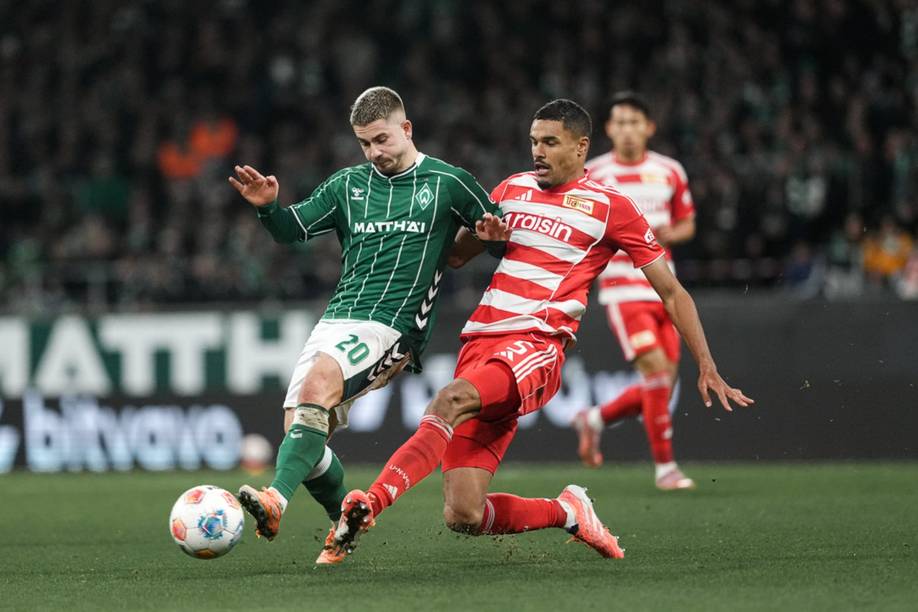 Romano Schmid im Duell mit Danilho Doekhi.