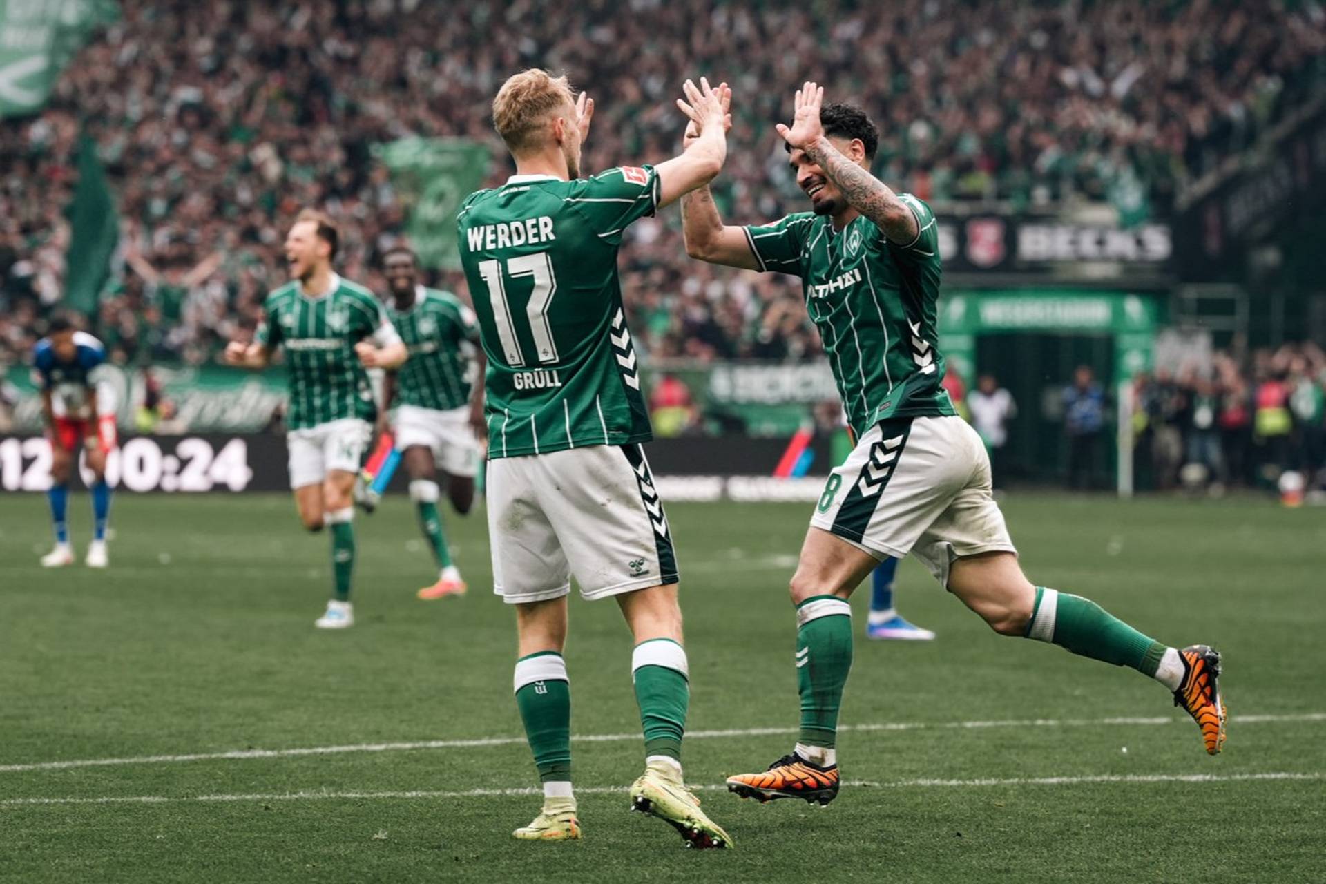 Cameron Puertas klatscht mit Marco Grüll ab.