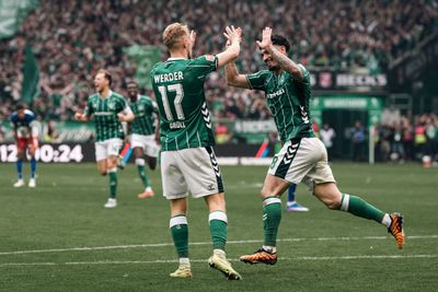 Cameron Puertas klatscht mit Marco Grüll ab.