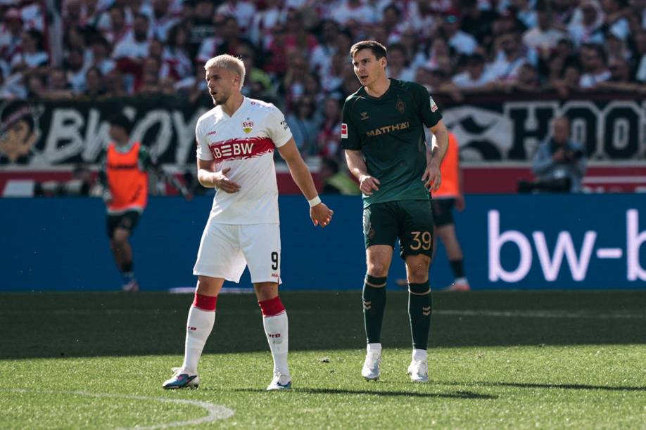 Maximilian Wöber auf dem Platz neben Demirovic.