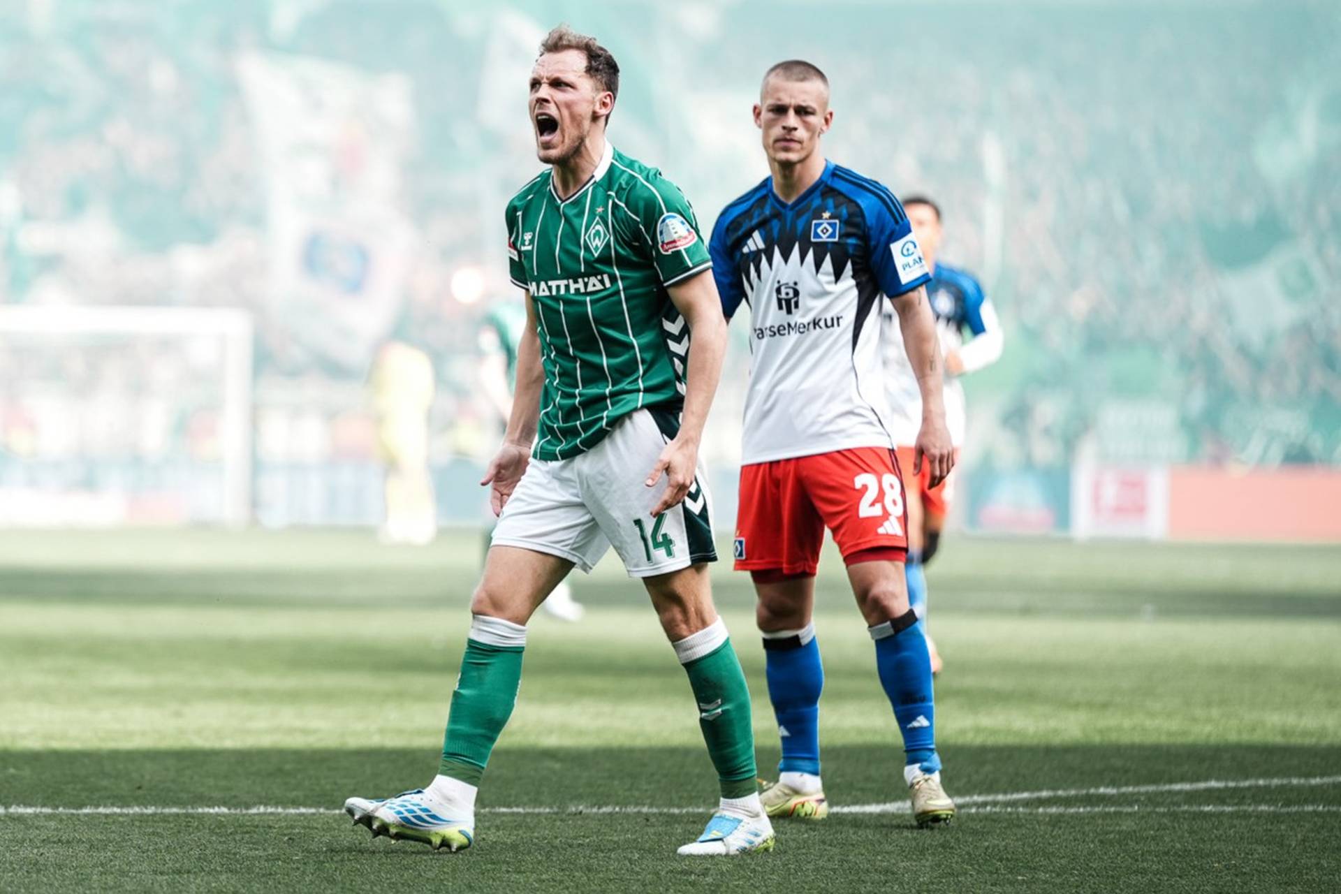 Senne Lynen brüllt nach einer gelungenen Aktion, hinter ihm Miro Muheim.