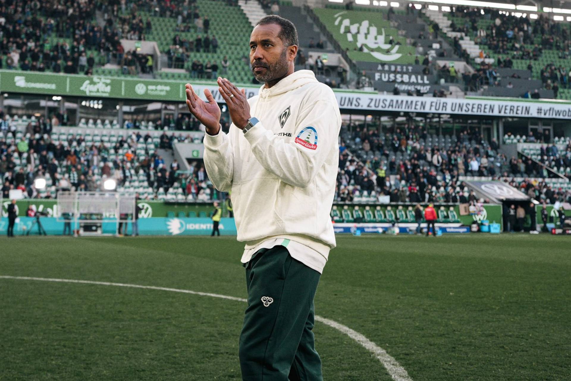 Daniel Thioune klatscht in die Hände vor der Gästekurve.