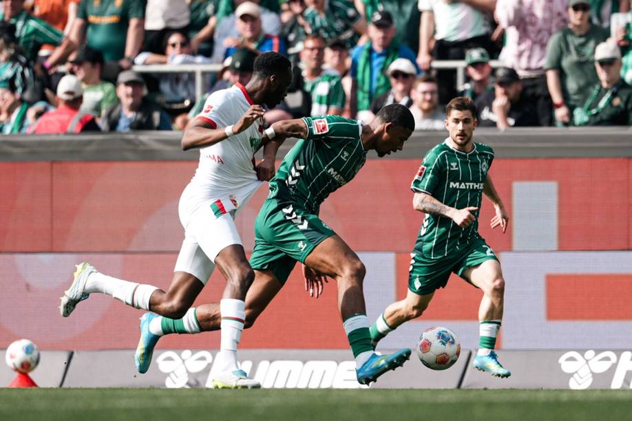 Musah im Zweikampf mit seinem Gegenspieler, er hat den Ball am Fuß.