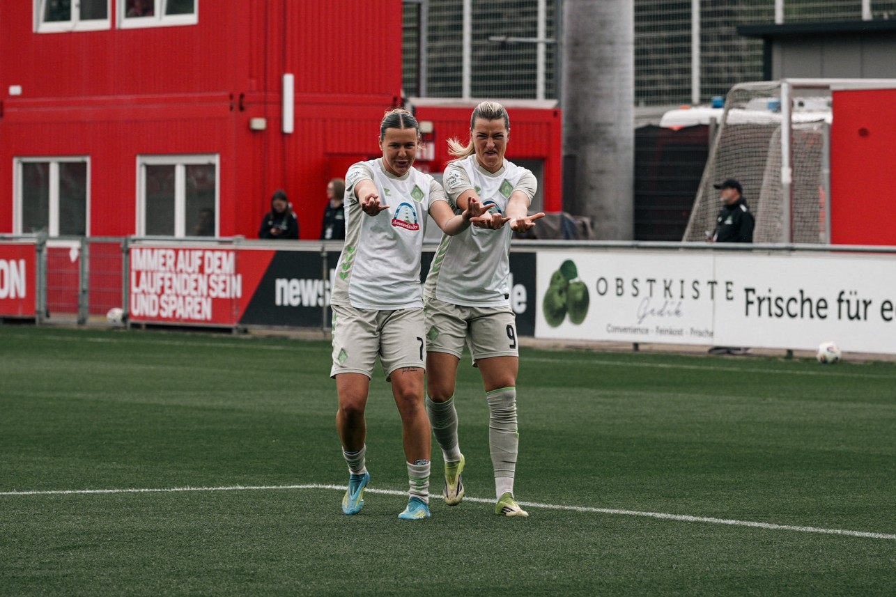 Larissa Mühlhaus jubelt mit Teamkollegin Desic über ihr 17. Saisontor.