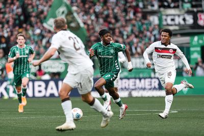 Samuel Mbangula mit Ball am Fuß, zwei St. Paulianer verfolgen ihn.