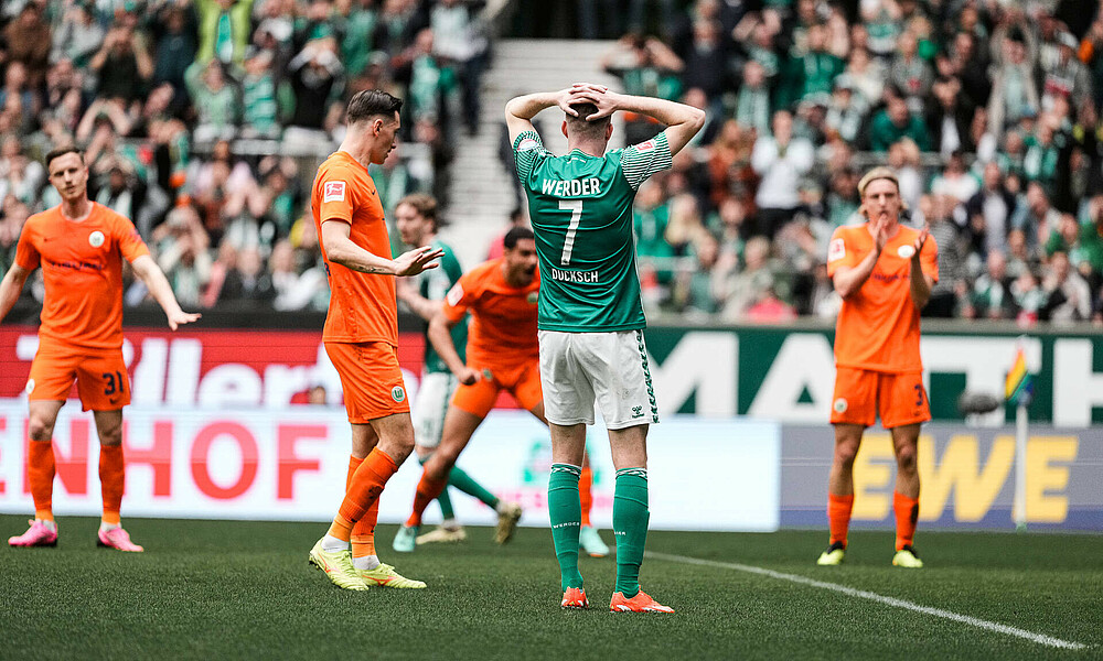 Marvin Ducksch verschränkt die Arme hinter dem Kopf.