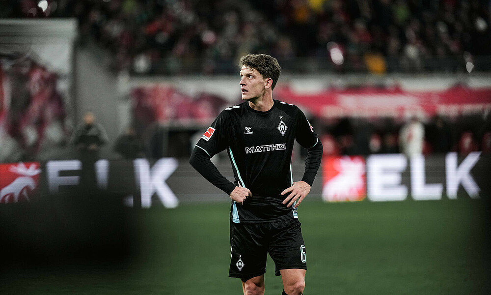 Stage guckt in die Leere. 