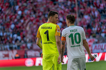 Jiri Pavlenka guckt Max Kruse an.