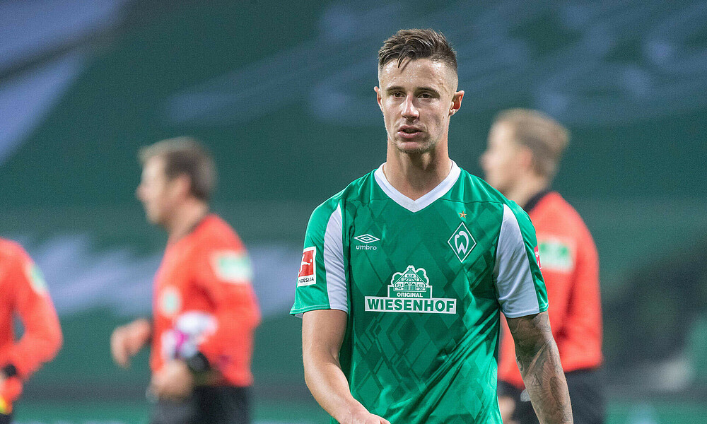 null Marco Friedl verlässt bei einem Heimspiel den Platz.
