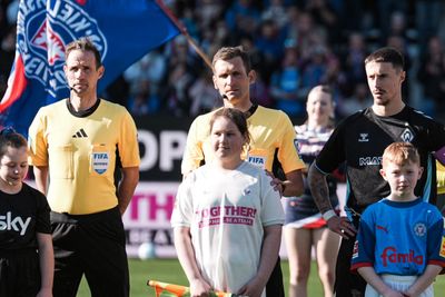 Sascha Stegemann und Marco Friedl stehen vor dem Spiel in Kiel nebeneinander.