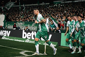 Marco Friedl läuft vor seinen Mitspielern ins Weserstadion ein.