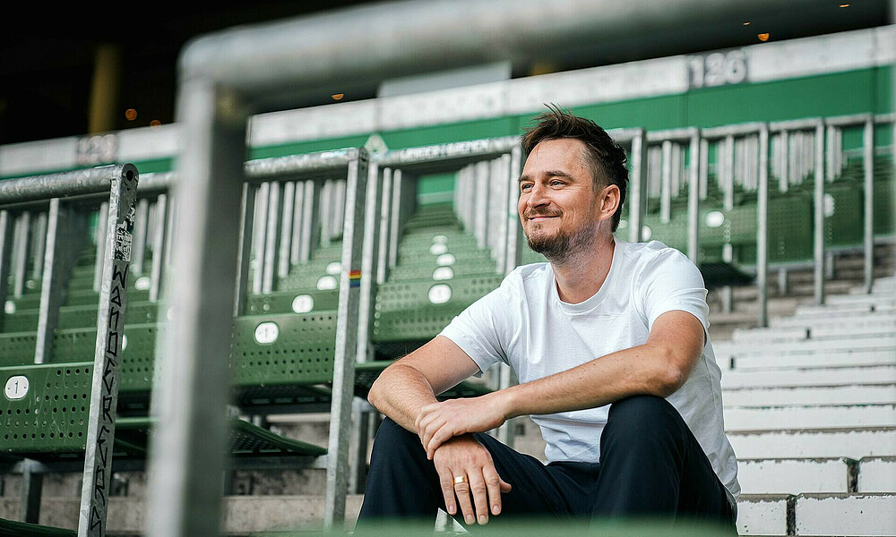 null Johannes Jahns sitzt auf den Treppen der Ostkurve.