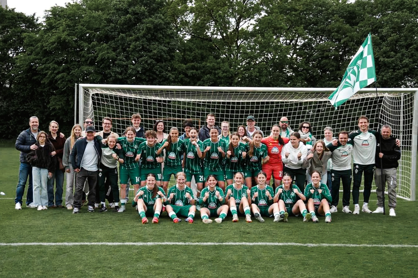 Die U17 jubelt nach dem gewonnenen Nordderby in die Kamera