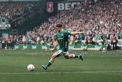 Schmid am Ball beim Nordderby gegen den HSV