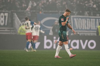 Keke Topp wischt sich durch das Gesicht.