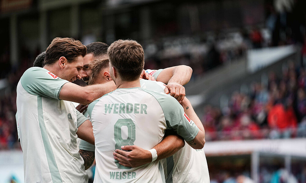 Die Spieler bejubeln den Sieg. 