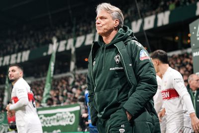 Horst Steffen auf den Weg zur Trainerbank.