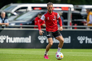 Leart Paqarada im Training mit Ball am Fuß. 