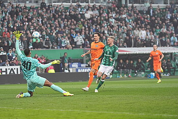 Ducksch hebt die Kugel vor Kaua Santos an. 