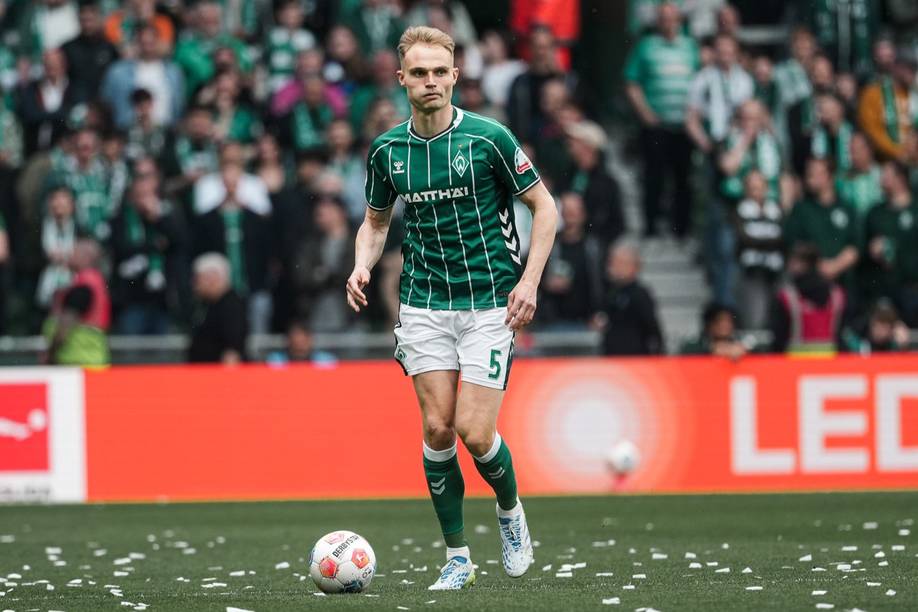 Amos Pieper mit Ball am Fuß.