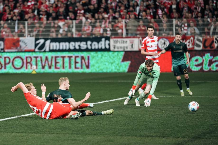 Marco Grüll blickt dem Ball hinterher, der in Richtung Tor kullert.