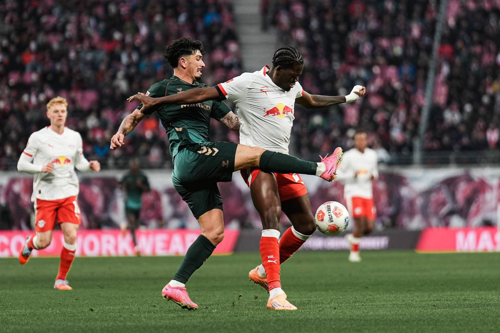 Cameron Puertas im Zweikampf mit einem Leipziger.