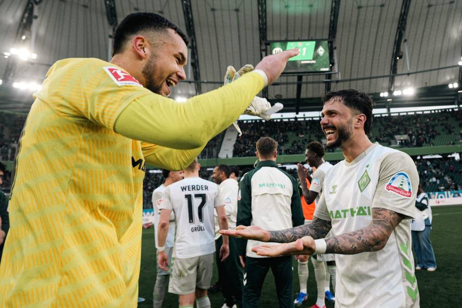 Mio Backhaus und Leonardo Bittencourt klatschen miteinander ab.