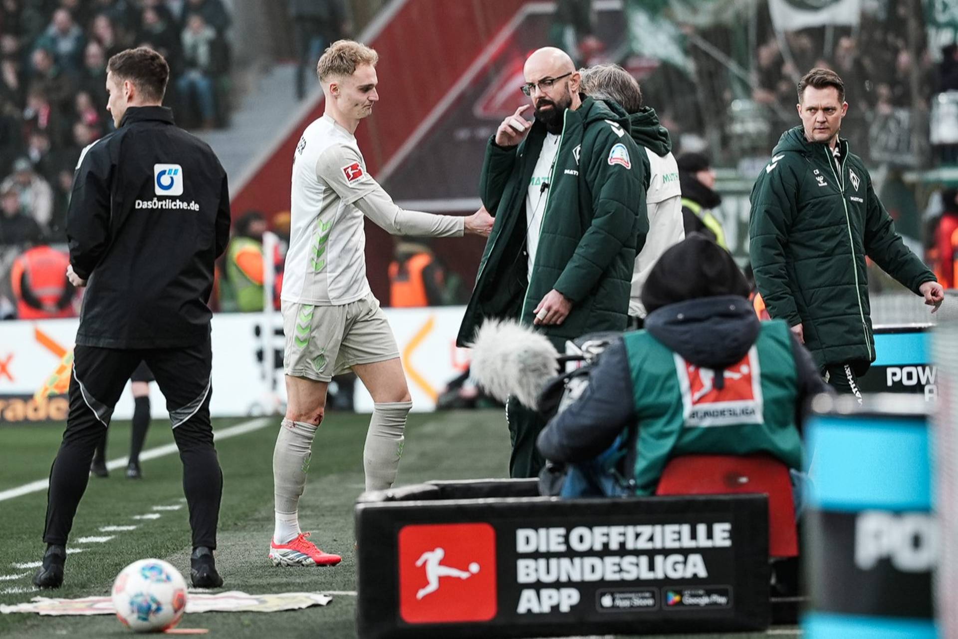 Amos Pieper geht enttäuscht vom Platz und klatscht mit Horst Steffen ab.