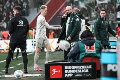 Amos Pieper geht vom Platz und klatscht mit Horst Steffen ab.