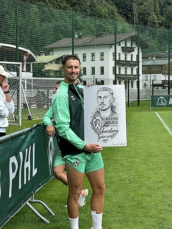 Friedl mit einem gemalten Portrait von ihm in der Hand