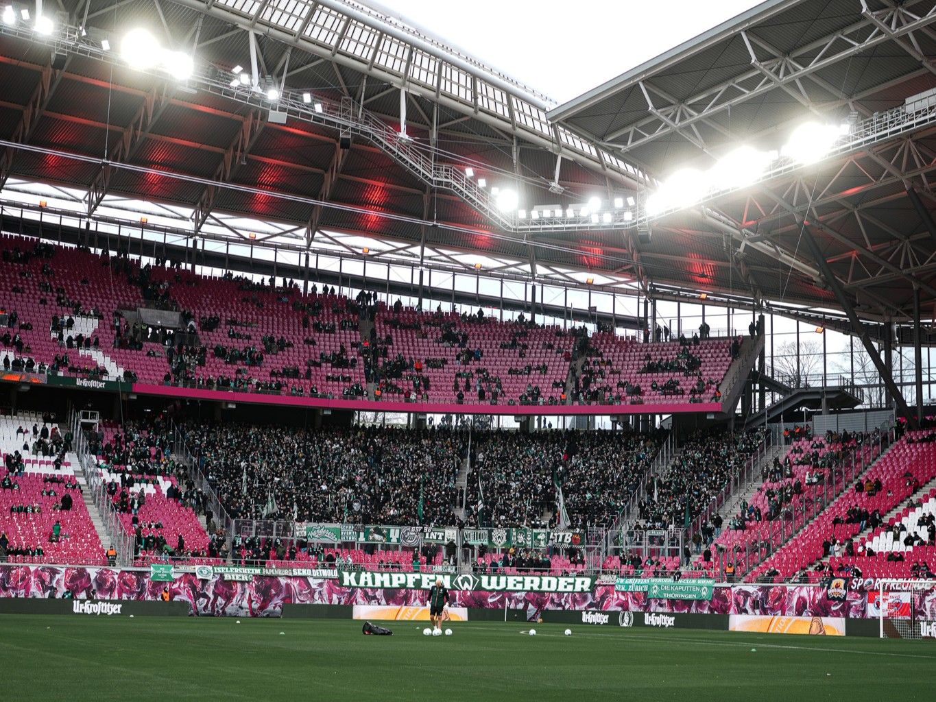 Gästeblock im Stadion von Leipzig. Werder-Fans sind dort.