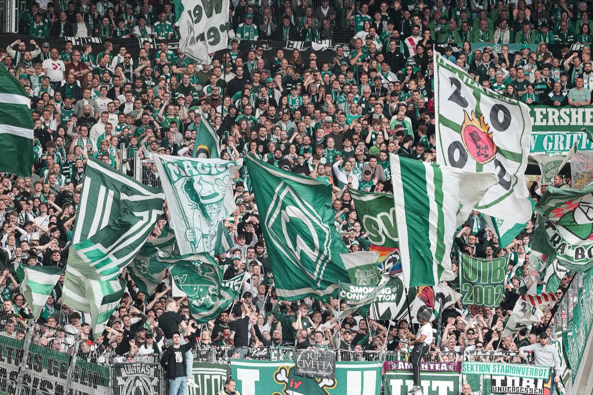 Der Auswärtsblock der Werder-Fans in Stuttgart, in dem viele Werder Bremen-Fahnen geschwungen werden