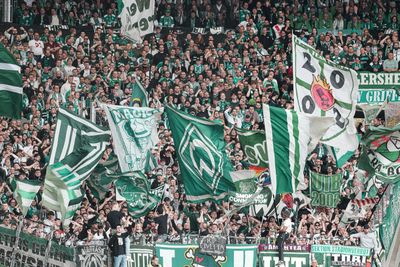 Der Auswärtsblock der Werder-Fans in Stuttgart, in dem viele Werder Bremen-Fahnen geschwungen werden