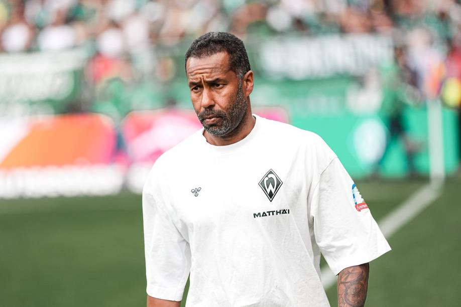 Daniel Thioune im weißen Werder-T-shirt