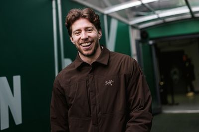 Mitchell Weiser in Zivil im Spielertunnel