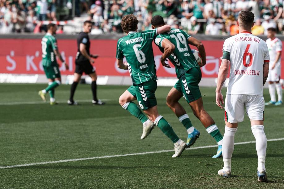 Salim Musah jubelt gemeinsam mit Jens Stage, der den Ball aus dem Netz geholt hat.