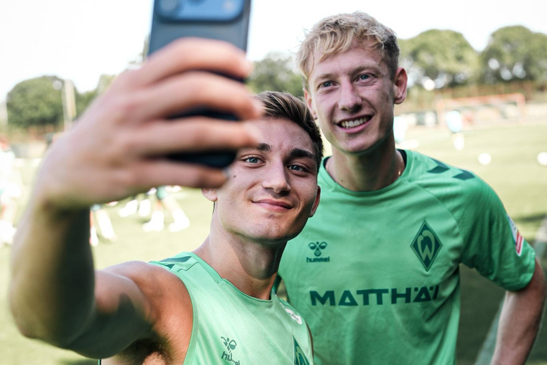 Die Neuzugänge Chuki und Woiczik machen ein Selfie.