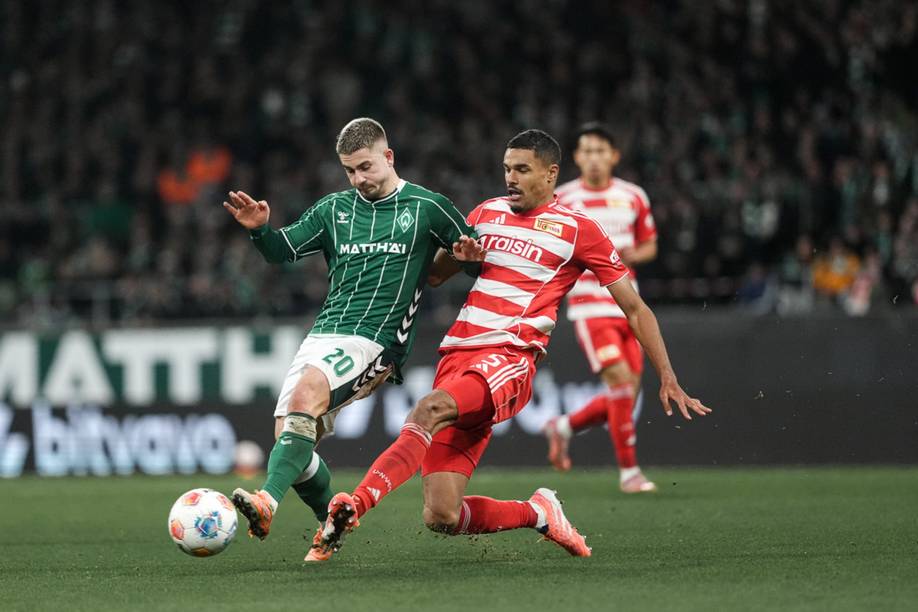 Romano Schmid mit Danilho Doekhi im Zweikampf.