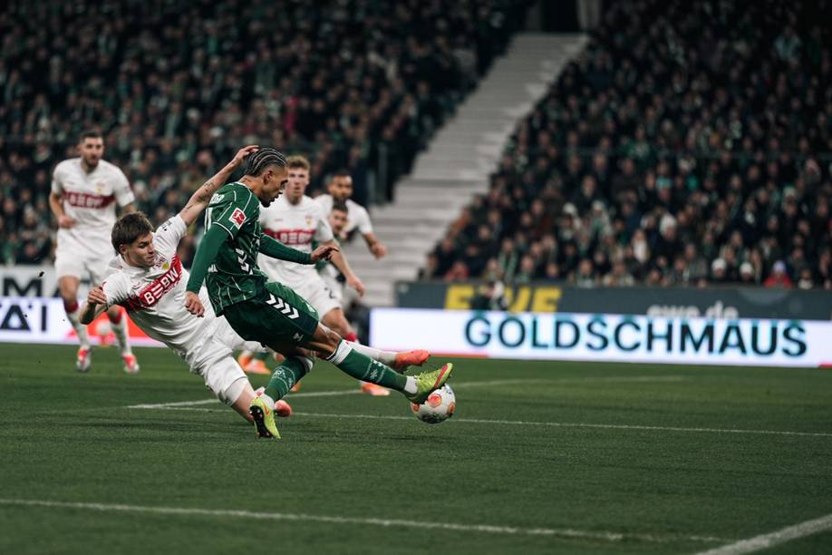 Njinmah bringt einen Ball flach ins Zentrum, ein Stuttgarter versucht dazwischen zu gr