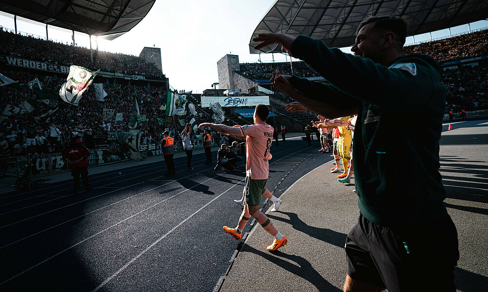Die Mannschaft feiert vor der Gästekurve im Olympiastadion. 