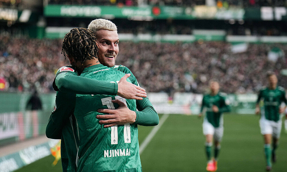 Marvin Ducksch umarmt Justin Njinmah. 