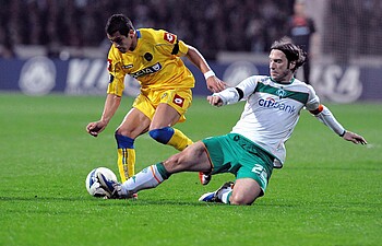 Frings im Zweikampf mit Sanchez. 