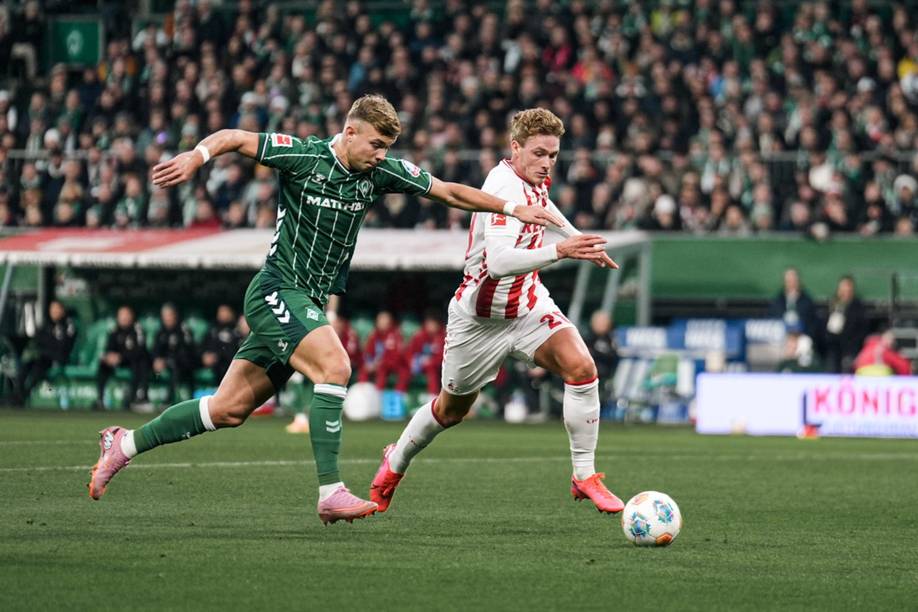 Keke Topp im Zweikampf mit einem Gegenspieler.